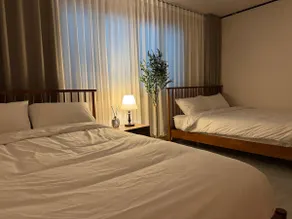 Quiet 3-room accommodation 10 minutes from Busan Station, for up to 8 people, with a spacious living room and 4 queen-size beds - Image 2