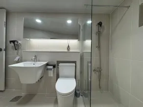 Quiet 3-room accommodation 10 minutes from Busan Station, for up to 8 people, with a spacious living room and 4 queen-size beds - Image 4