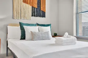 Ebony & Ivory Midtown King Bed - Image 4