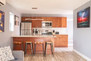 Beautiful First Flr, 2-Bedroom Apt w/ Free Parking - Image 4