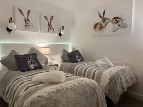 Idyllic Country Lodge with Hot Tub & Log Burner - Image 4