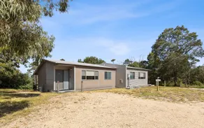 Huon: 1BR lodge offering water views + more! - Image 5