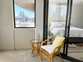 Contemporary studio apartment with city views - Image 5