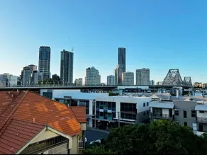 Contemporary studio apartment with city views - Image 4