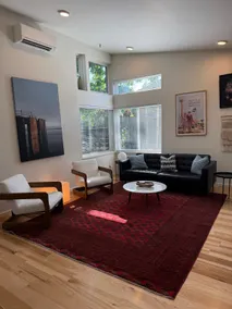 Cozy Detached Stay. Walk to Eats/Transit/Grocery - Image 4