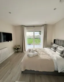 Luxury Countryside Retreat | Garden & Sunset Views - Image 4