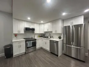 Cozy Family Friendly Suite Near Whyte, UofA, Kinsmen with Desks or Home-office and Full Kitchen - Image 4