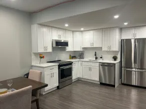 Cozy Family Friendly Suite Near Whyte, UofA, Kinsmen with Desks or Home-office and Full Kitchen - Image 3