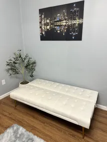 Modern apartment in Hamtramck - Image 5
