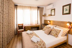 Cozy Rustic Interior @ TOP location Ƹ̵̡⁠Ӝ̵̨̄⁠Ʒ - Image 2