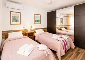 Cozy Rustic Interior @ TOP location Ƹ̵̡⁠Ӝ̵̨̄⁠Ʒ - Image 3