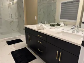 Luxurious Master Bedroom with Premium Amenities - Image 4