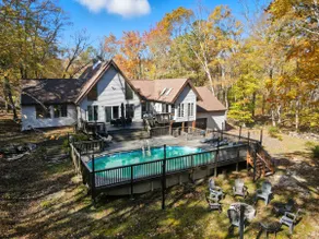 Chalet- 4BR(7beds)/Bar/Hottub/Fireplace/Pool - Image 3