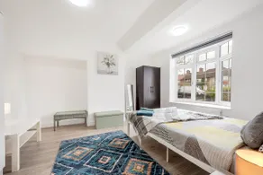 5-bedroom House in Morden, London (Zone 4) - Image 2