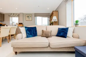 Elegant 2BR flat, 6 min Chiswick Park tube - Image 3