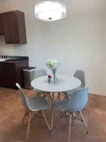 1 bedroom unit - free parking - Image 3