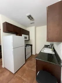 1 bedroom unit - free parking - Image 5