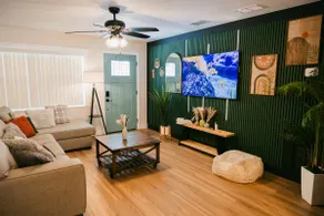 Delightful Retreat House/7 miles to beach downtown - Image 3