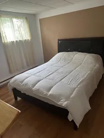 Cozy Five bedroom house with Parking - Image 3