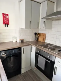 Cosy 2-Bed Home - Central Location Near Town & Train Station - Image 5