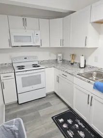 Newly remodeled 4bed/1bath unit - Image 4