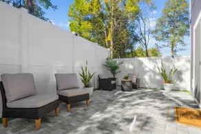New Home | Luxury Yard | Close to the beach - Image 4
