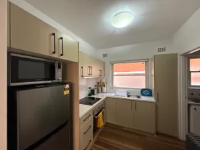 Randwick Retreat with Free Parking - Image 4