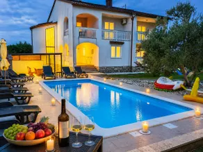 Big house with pool & garden close to airport! - Image 1