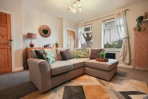 Modern 3 Bed Home | FREE Parking, Ideal for Group - Image 4