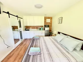 Evergreen oasis with King bed&kitchenette! - Image 2