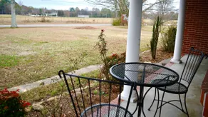Bright and Cozy Retreat - Image 2