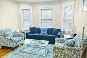 Spacious 4-bedroom Getaway Apt 5 mins from MBTA - Image 3