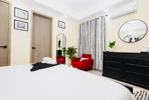 Kelly’s Luxury Suite - Where Comfort Meets Style. - Image 3