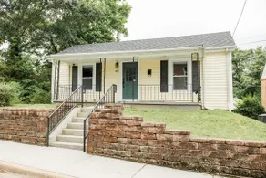 Spacious 2b/1bath Home w private deck - Downtown! - Image 2