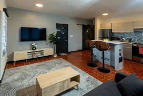 Deany's Uptop Luxury Suite - Image 2