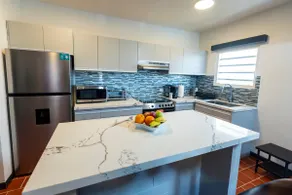 Deany's Uptop Luxury Suite - Image 3