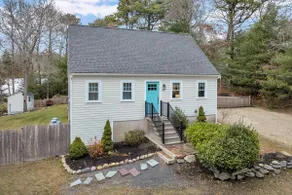Family-Friendly Home Near Beach with Fenced Yard - Image 2