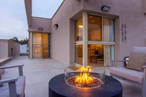 Second Floor Modern Style Suite & Outdoor FirePit - Image 5
