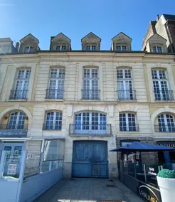 Quiet, bright, listed building between port and beach - Image 4