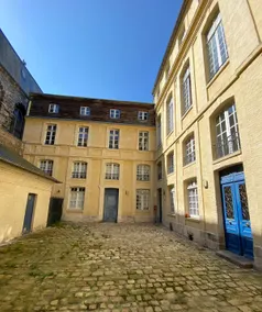 Quiet, bright, listed building between port and beach - Image 3