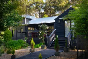 Bainbridge House-beautiful home in native bush - Image 4