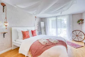 Charming garden terrace studio, 15 minutes from Paris center - Image 2