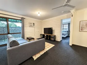 3BR Cottage Home w/ Ample Parking - Holiday Home - Image 3