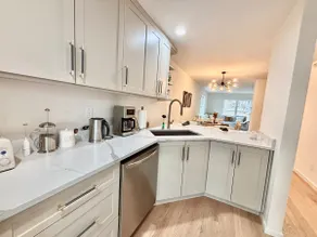Beautiful 3 bed condo w garage - Image 5