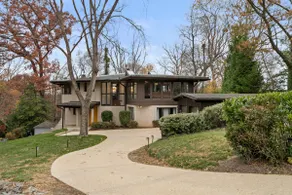 Chalet Retreat • 70s Design • Minutes to DC - Image 2