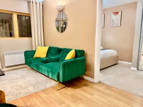 Modern 2 Bed Apartment Near Leeds Station Sleeps 5 - Image 5