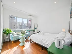 3BR Hideaway with A/C Near CBD, Crown St & Parks - Image 2