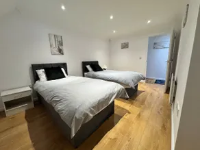 A luxurious coach house - Image 2