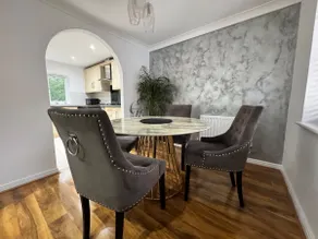 A luxurious coach house - Image 3