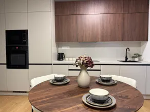 Luxury Apartment with Free Private Parking - Image 2